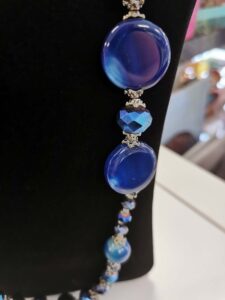 Collana Cristalli e Resine Blue particolare karismashop